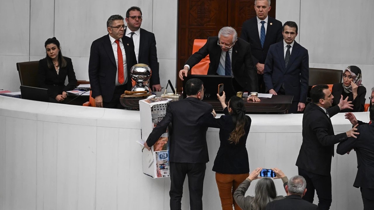 Συντάξεις με… φέρετρο στην Τουρκία: Το κοινοβούλιο έγινε αρένα